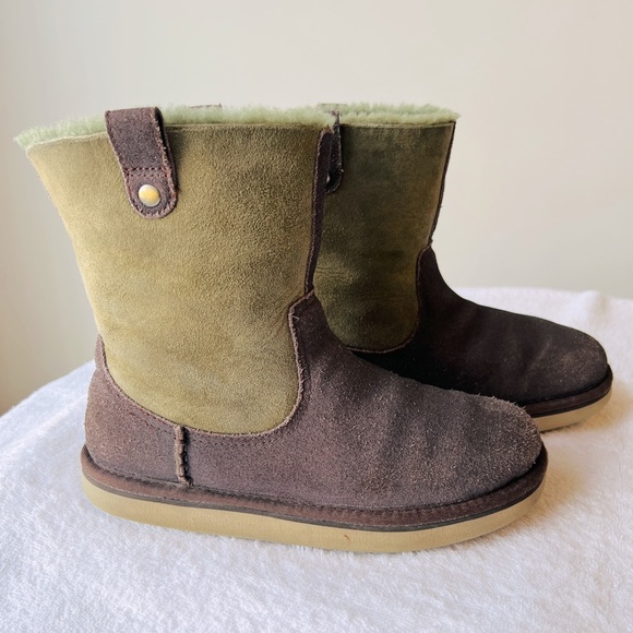 Kids UGG Classic Short II Boots - Picture 1 of 11
